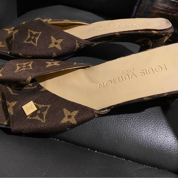 Luis Vuitton monogram slides size 8 - Picture 8 of 9